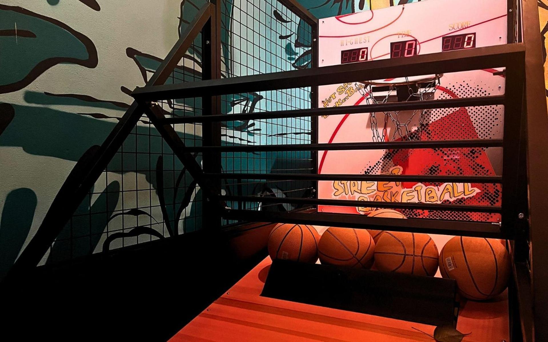 Mad Monkey Hanoi Hostel Exterior foto